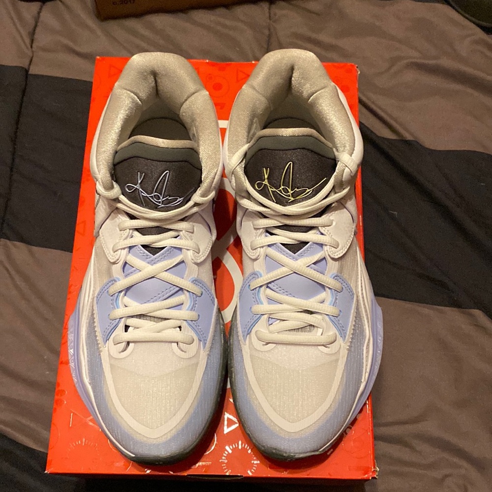 Nike Kyrie infinity basketball shoe blue and white size 8.5 brand new never worn